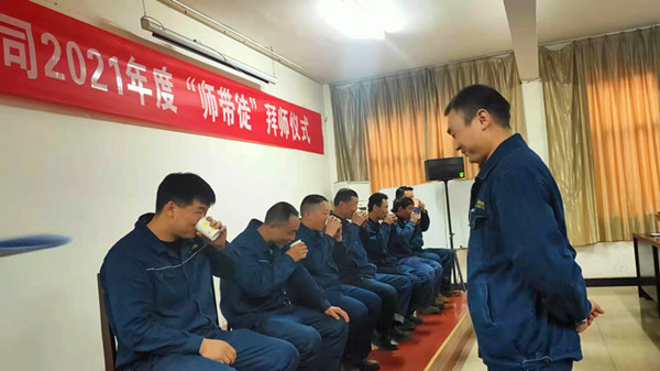 1615362975660709.jpg 徒弟給師傅敬茶.jpg